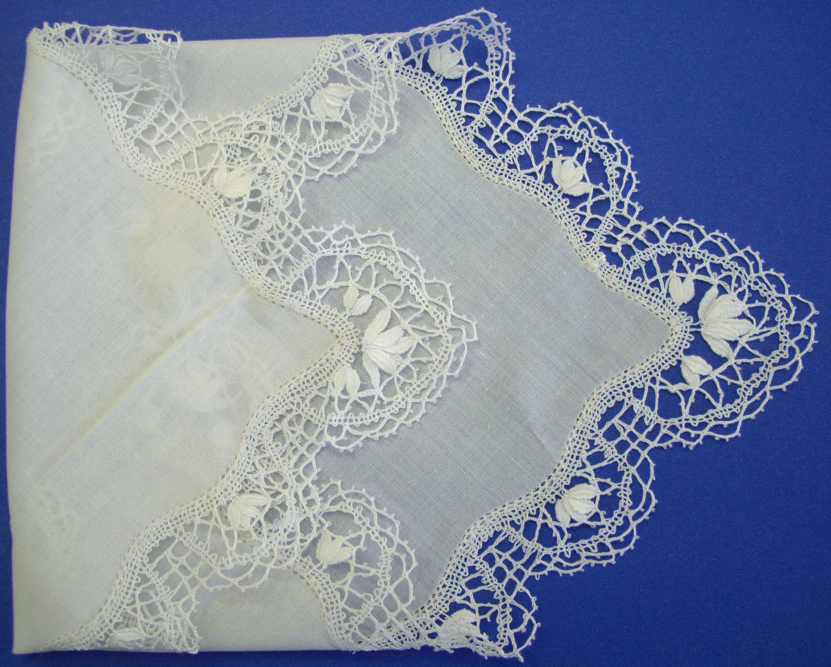 2006-11-18  L&A Lace Hankies 009.jpg (2713982 bytes)