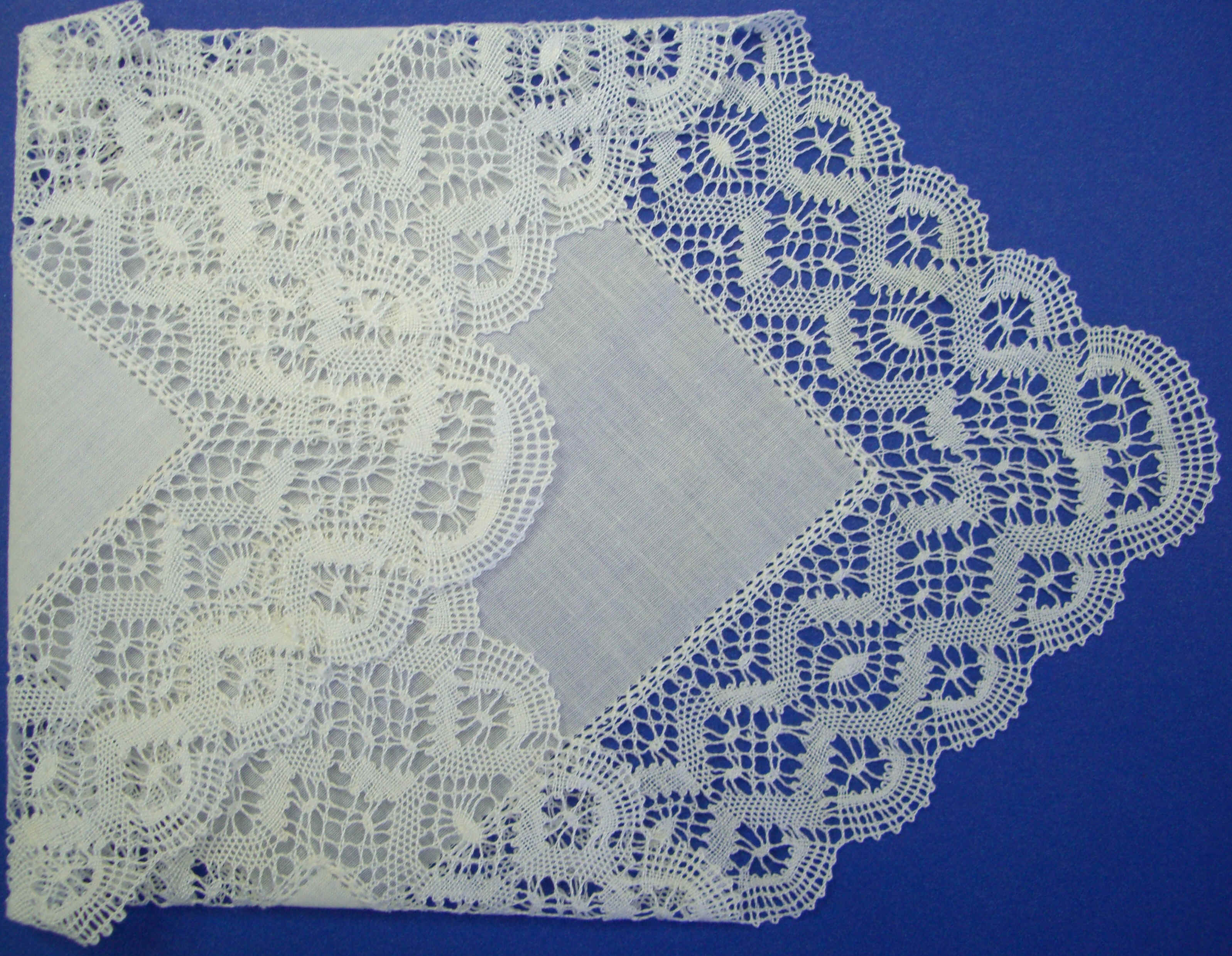 2006-11-18  L&A Lace Hankies 007.jpg (2660747 bytes)